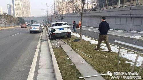 西安越野车爆料事故最新,惊魂瞬间，多车连环相撞，现场惨烈！